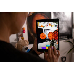 CURISCOPE – PLAKÁT MĚSÍC S ROZŠÍŘENOU REALITOU