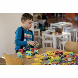 MALÝ KUTIL 2 v 1 Vláček s dinosaury a robot, šroubovací stavebnice 154 dílů