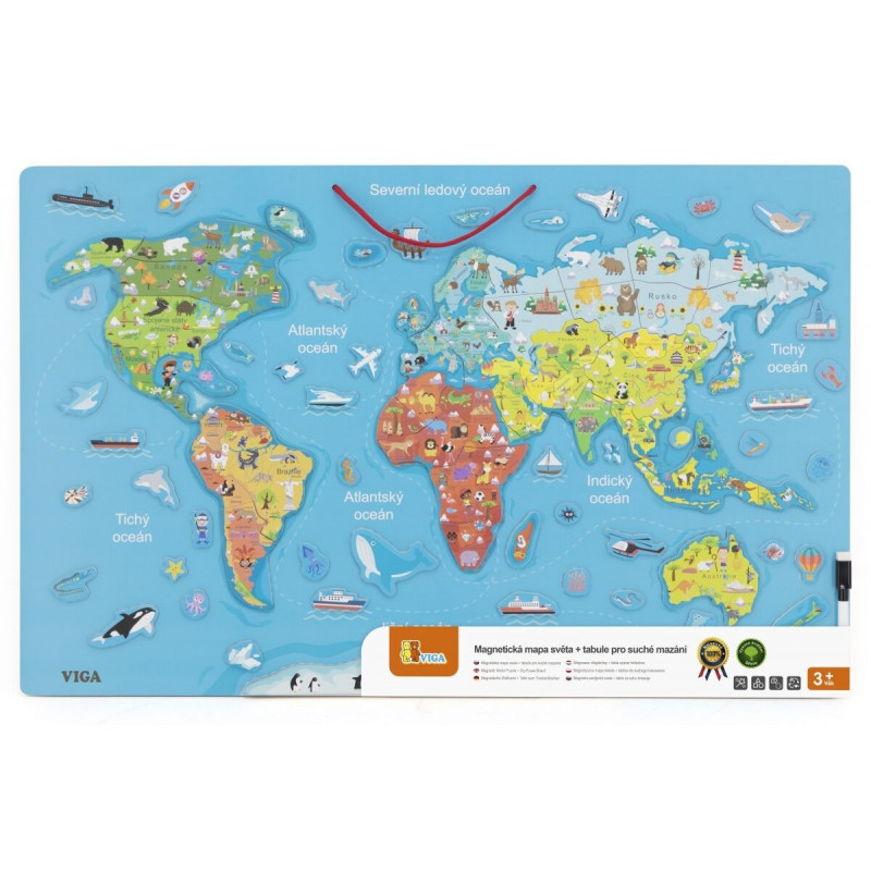 Dřevěná mapa světa s tabulí v českém jazyce