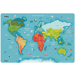 Dřevěná mapa světa s tabulí v českém jazyce