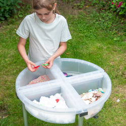 Stůl + 4 transparentní boxy